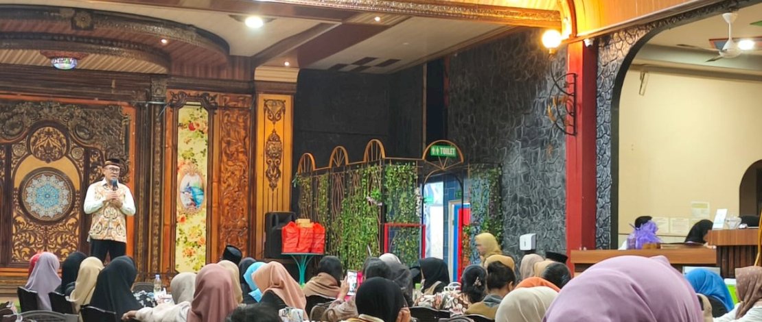 Wakil Bupati Luwu Utara, Jumail Mappile, menghadiri acara buka puasa bersama Pegawai Pemerintah dengan Perjanjian Kerja (PPPK) Angkatan III sebanyak 361 orang, yang digelar dalam suasana penuh kebersamaan di bulan suci Ramadan. 