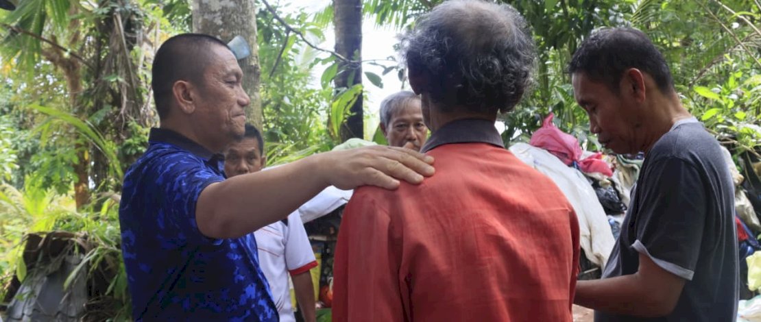 Bupati Luwu Timur, Irwan Bachri Syam mengunjungi Zainuddin (60), di Malili.