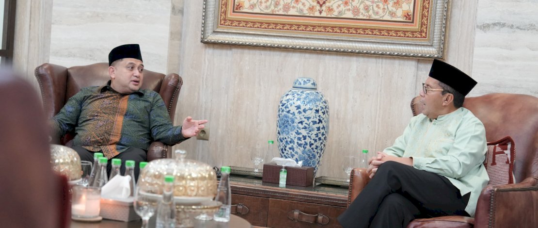 Wali Kota Makassar, Munafri Arifuddin, Didampingi Ketua TP PKK Kota Makassar, Melinda Aksa mengunjungi kediaman mantan Wali Kota Makassar, Moh. Ramdhan "Danny" Pomanto, di Jalan Amrullah, Kecamatan Mamajang, Sabtu (21/3/2026) malam.