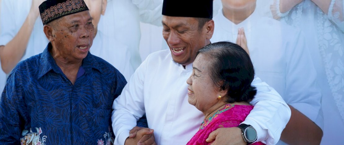 Bupati Luwu Timur, Irwan Bachri Syam, didampingi Ketua TP PKK , dr. Ani Nurbaini Irwan bersama Wakil Bupati, Puspawati Husler menerima kunjungan masyarakat di rumah kediamannya masing-masing, Malili, Sabtu, 21 Maret 2025.