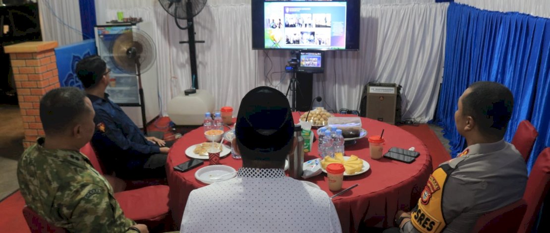 Bupati Bantaeng, Muh. Fathul Fauzy Nurdin, bersama jajaran Forkopimda Kabupaten Bantaeng menghadiri Zoom Meeting/Video Conference yang dipimpin oleh Kapolri dan diikuti para Menteri serta pimpinan lembaga terkait, membahas situasi keamanan dan ketertiban masyarakat (Sitkamtibmas) di seluruh wilayah Indonesia.