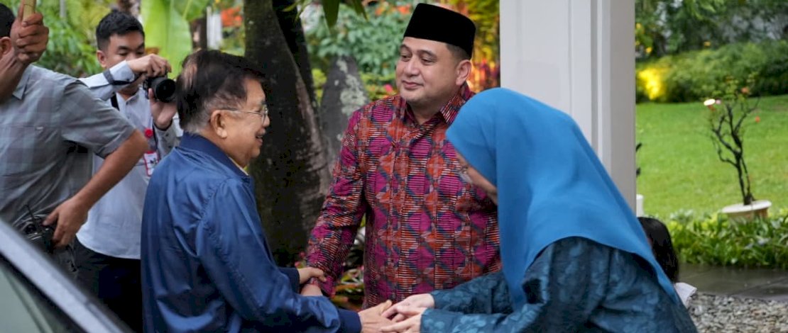 Wali Kota Makassar, Munafri Arifuddin, bersama Ketua TP PKK Makassar, Melinda Aksa,bertandang ke kediaman Jusuf Kalla selaku sosok orang tua, di Jalan Haji Bau, Makassar, Minggu (22/3/2026)