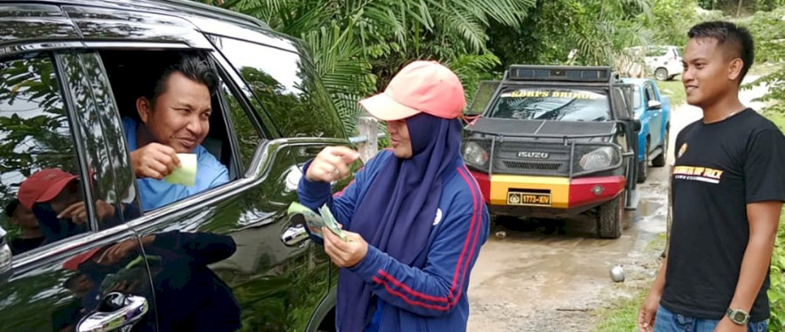 Bupati Luwu Utara, Andi Abdullah Rahim terlihat antri membayar karcis retribusi senilai Rp5.000. melakukan peninjauan di beberapa titik destinasi wisata, Minggu (22/3/2026).