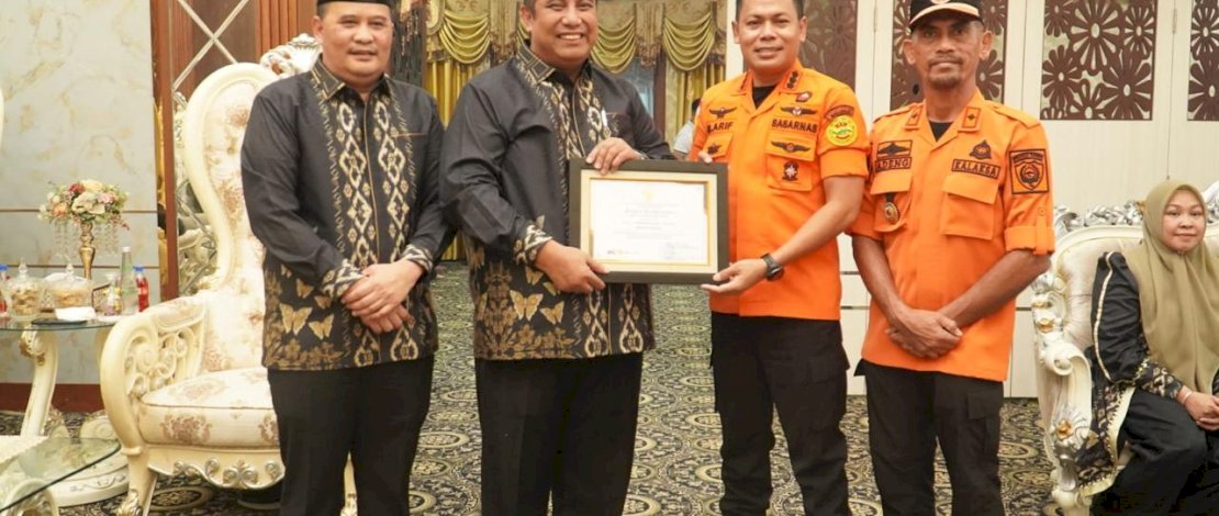 Bupati Maros, Chaidir Syam menerima penghargaan dari Badan Nasional Pencarian dan Pertolongan (Basarnas)