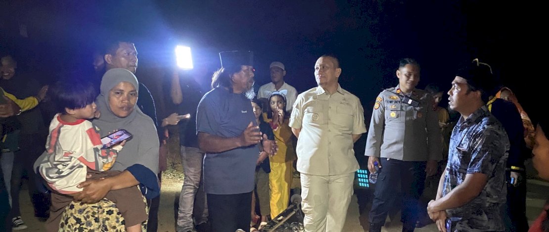 Bupati Luwu Timur, Irwan Bachri Syam, bergerak cepat meninjau langsung lokasi rumah roboh di Desa Balambano, Kecamatan Wasuponda, Jum'at, 27 Maret 2026.
