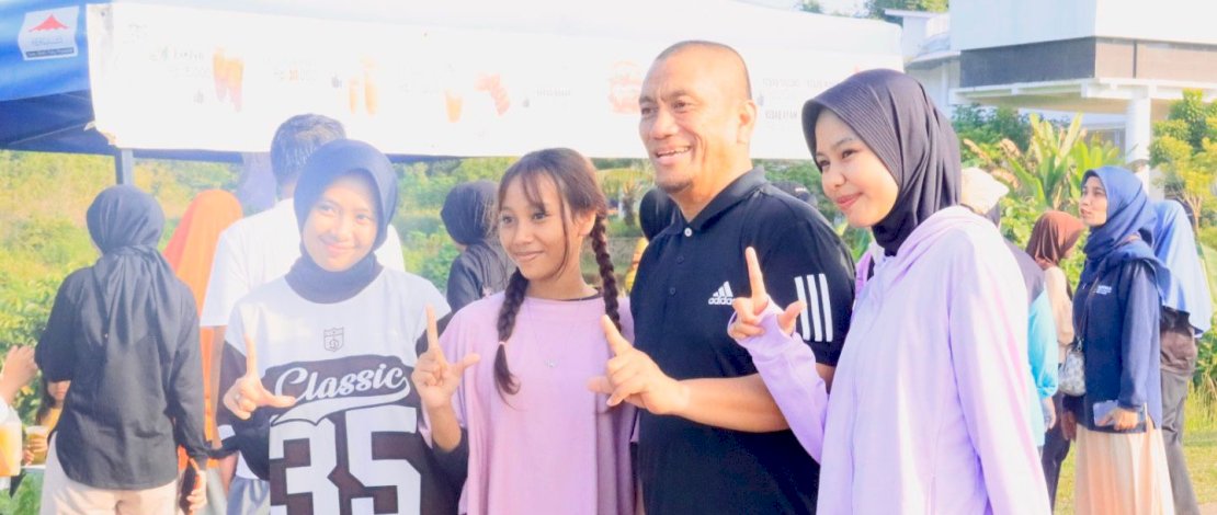Bupati Luwu Timur, Irwan Bachri Syam, turut hadir berolahraga bersama masyarakat di Bundaran Batara Guru, Sabtu, 28 Maret 2026.