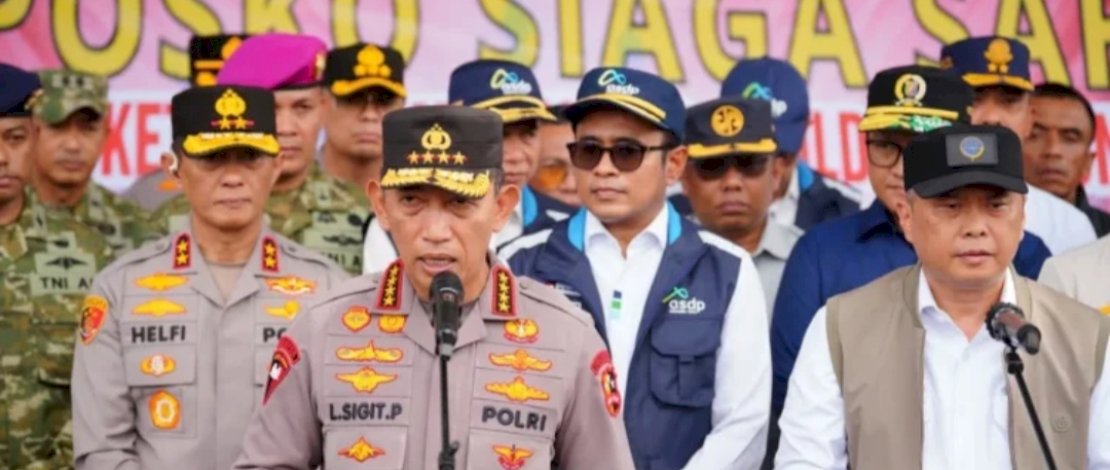 Kapolri Jenderal Pol Listyo Sigit Prabowo (kiri) saat konferensi pers di Pelabuhan Bakauheni Lampung, Sabtu, 28 Maret 2026.