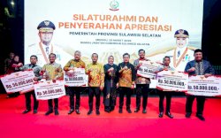 Gubernur Sulsel Serahkan Ratusan Penghargaan Bagi Kepala Daerah, Kades hingga Siswa Berprestasi 