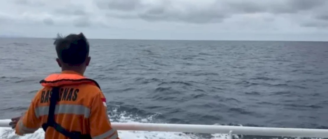 Personel SAR Palu melakukan penyisiran pencarian kapal yang tenggelam di perairan utara Pulau Taliabu, Maluku Utara, Senin 30 Maret 2026 (Foto: Basarnas).