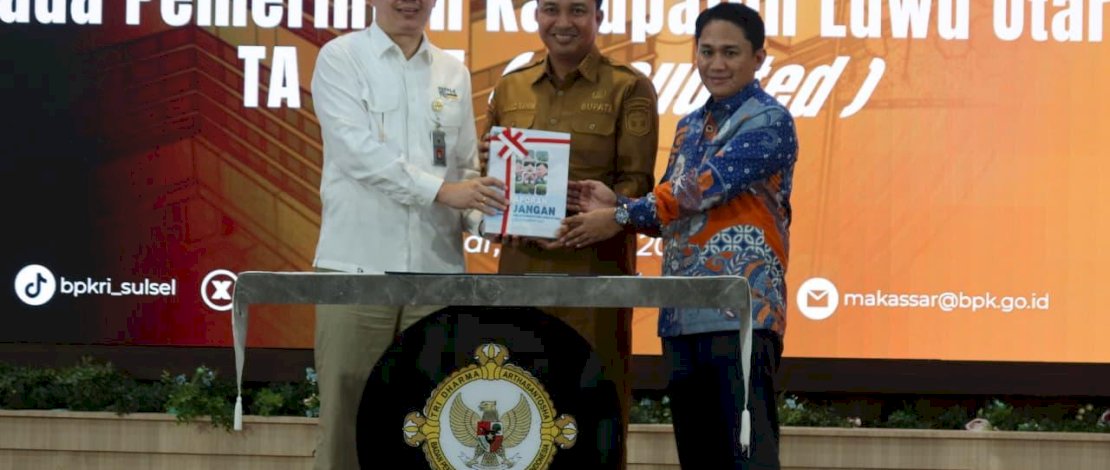 Bupati Luwu Utara, Andi Abdullah Rahim, didampingi Ketua DPRD Luwu Utara, Husain, kepada Kepala BPK RI Perwakilan Sulawesi Selatan, Winner Franky Halomoan Manalu, di Auditorium Kantor BPK RI Perwakilan Sulsel, Makassar.