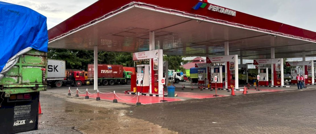 Antrean kendaraan, khususnya truk, mengular di SPBU Buttatoa, Kabupaten Maros, Sulawesi Selatan, pada Selasa (31/3/2026) sekitar pukul 14.00 WITA.(foto risal bukamatanews)