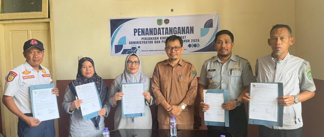 Kepala Dinas Perhubungan Kabupaten Luwu Utara, Drs Musbah, melaksanakan Penandatanganan Perjanjian Kinerja dengan Para Pejabat Administrator dan pejabat Pengawas Lingkup Dinas Perhubungan Kabupaten Luwu Utara, Selasa, 31 Maret 2026.