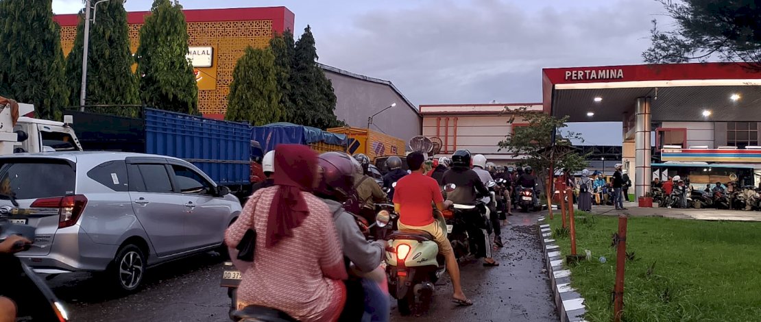 Antrean panjang terlihat di sejumlah SPBU Pertamina BTP, Jalan Perintis Kemerdekaan sejak pagi tadi, Selasa, 31 Maret 2026.