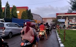 Panic Buying, Antrean BBM Mengular, Warga Pilih Isi Penuh Sebelum Kenaikan