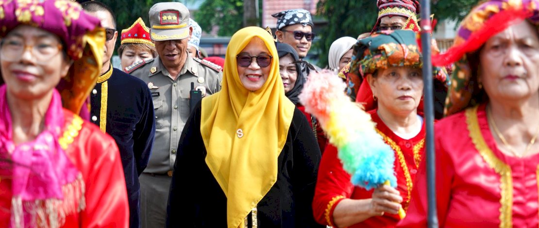 Wakil Bupati Luwu Timur, Puspawati Husler, saat menghadiri Pagelaran Budaya Musyawarah Adat Padoe yang digelar di Lapangan Karelai, Kecamatan Wasuponda, Jumat, 27 Maret 2026.

