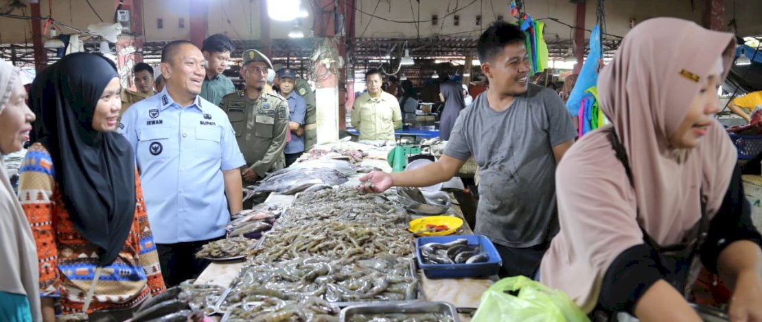 Bupati Luwu Timur, Irwan Bachri Syam turun langsung memantau kondisi pasar tradisional Malili, Kamis, 19 Maret 2026.
