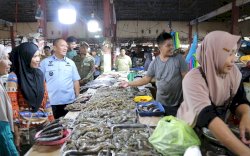 Bupati Luwu Timur Pantau Langsung Harga Sembako dan Stok Bahan Bakar Jelang Lebaran