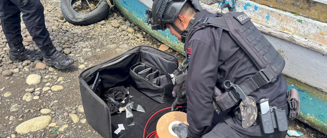 Personel Jibom Brimob Polda Sulsel Evakuasi Granat Aktif yang Ditemukan di Tong Sampah Masjid BPN