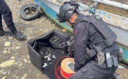 Personel Jibom Brimob Polda Sulsel Evakuasi Granat Aktif yang Ditemukan di Tong Sampah Masjid BPN