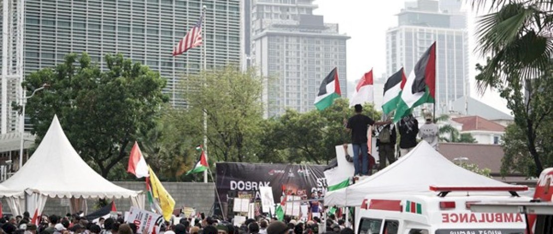 Gugur di Bawah Bendera PBB: Ribuan Warga Kirim Doa untuk Tiga Putra Terbaik Bangsa di Depan Kedubes AS