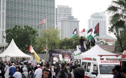 Gugur di Bawah Bendera PBB: Ribuan Warga Kirim Doa untuk Tiga Putra Terbaik Bangsa di Depan Kedubes AS