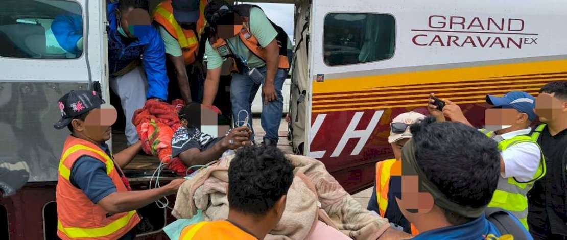 Tersangka Pulan Wonda saat dipindahkan ke Jayapura setelah ditangkap.