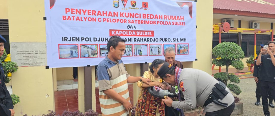 Bukan Sekadar Serah Kunci, Kapolda Sulsel Mencium Tangan Nenek Penerima Bedah Rumah di Bone