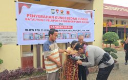 Bukan Sekadar Serah Kunci, Kapolda Sulsel Mencium Tangan Nenek Penerima Bedah Rumah di Bone