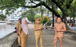 Camat Ujung Pandang Turun ke Pantai Losari, Pastikan Drainase Bebas Sampah