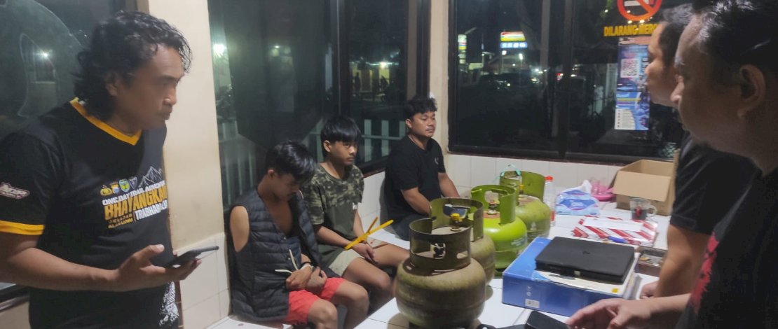 Dua pelaku pencurian dan seorang penadah barang curian berhasil ditangkap polisi.