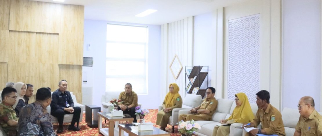 Bupati Luwu Timur Irwan Bachri Syam, saat menerima kunjungan Kepala Bidang Pemberantasan dan Intelijen BNNP Sulawesi Selatan, Kombes Pol Ardiansyah, di Kantor Bupati Luwu Timur, Selasa, 3 Maret 2026.