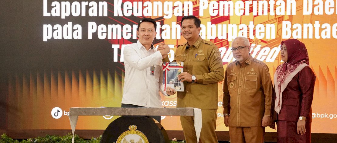 Bupati Bantaeng, M. Fathul Fauzy Nurdin, didampingi Wakil Bupati Bantaeng H. Sahabuddin, menyerahkan LKPD 2025 kepada Kepala BPK Perwakilan Sulsel, Winner Franky Halomoan Manalu, di Auditorium Kantor BPK RI Perwakilan Sulsel, Jl AP Pettarani Makassar, Makassar, Senin, 30 Maret 2026.