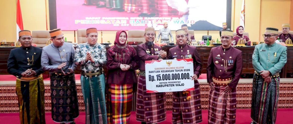 Gubernur Sulsel menyerahkan bantuan keuangan sebesar Rp15 miliar untuk Pemkab Wajo, pada peringatan Hari Jadi Wajo, Kamis, 9 April 2026.