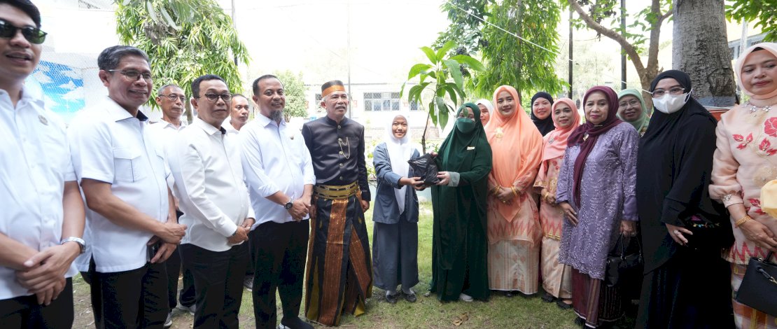 PKK Goes to School di SMA Negeri 1 Soppeng, Salurkan Bibit Tanaman Produktif