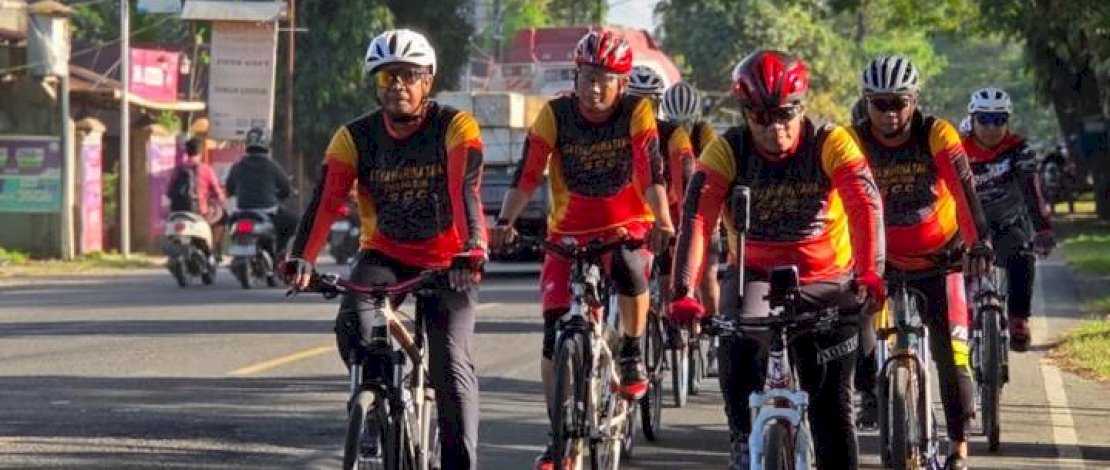 Bersepeda di Akhir Pekan, Personel Brimob Sulsel Jalin Silaturahmi Sekaligus Pantau Kamtibmas