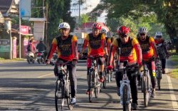 Bersepeda di Akhir Pekan, Personel Brimob Sulsel Jalin Silaturahmi Sekaligus Pantau Kamtibmas