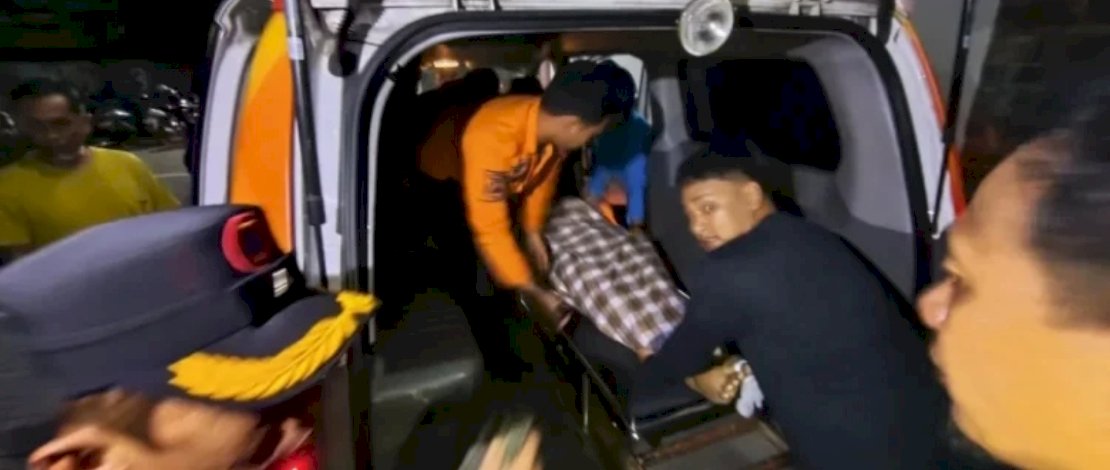 Jenazah Abu Bakar Siddik saat akan diberangkatkan menuju Kabupaten Bulukumba, untuk dimakamkan.