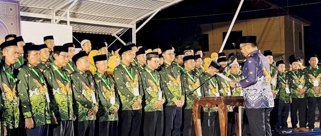 Kepala Kantor Wilayah Kemenag Provinsi Sulsel, Ali Yafid, melantik Dewan Hakim&nbsp; Musabaqah Tilawatil Qur&rsquo;an XXXIV Tingkat Provinsi Sulsel, di Pendopo Taman Kota Kabupaten Maros, Sabtu malam, 11 April 2026.