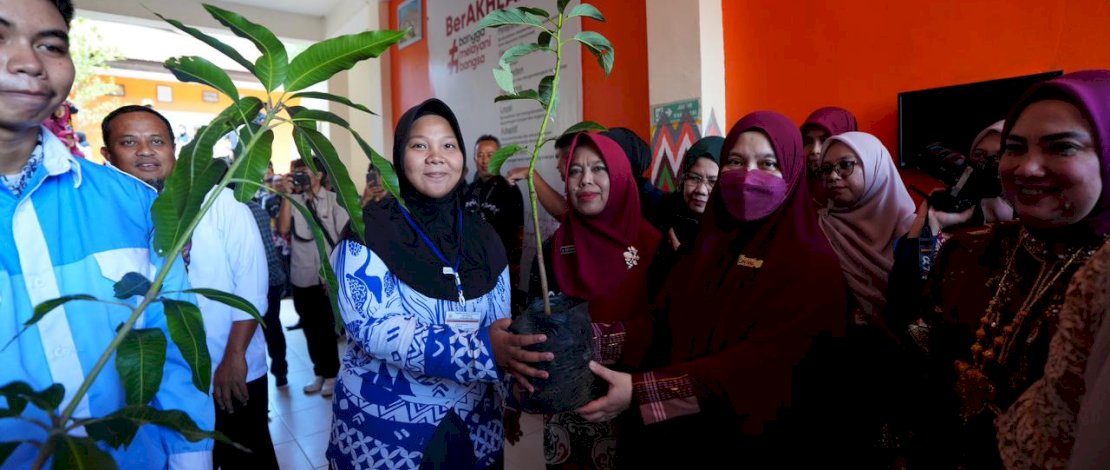 TP PKK Sulsel Edukasi Pelajar di Wajo Lewat Program &ldquo;Go to School&rdquo;, Salurkan Bibit dan Tempat Sampah Pilah