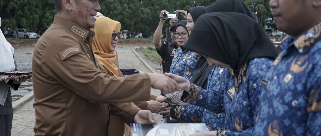 Bupati Luwu Timur, Irwan Bachri Syam, saat menyerahkan SK PPPK, tahun lalu. Meski ada tekanan efisiensi anggaran, Pemkab Luwu Timur memutuskan tidak akan merumahkan PPPK, seperti yang dilakukan daerah lain.