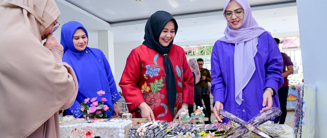 Wakil Gubernur Sulsel, Fatmawati Rusdi, menghadiri kegiatan Peningkatan Kapasitas dan Keterampilan bagi Perempuan dalam rangka Hari Jadi Kota Parepare di Auditorium B.J. Habibie, Kompleks Rumah Jabatan Wali Kota Parepare, Minggu, 12 April 2026.