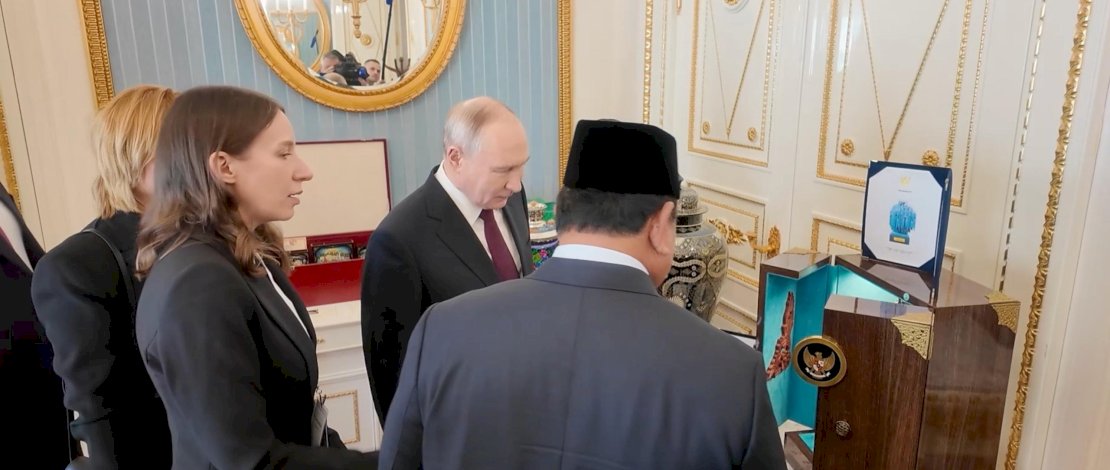 Presiden Prabowo Subianto memberikan vas bunga bercorak batik khas Indonesia serta miniatur Candi Borobudur untuk Presiden Rusia, Vladimir Putin. (Badan Komunikasi Pemerintah RI)