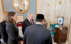 5 Jam di Kremlin, Putin Antar Prabowo Hingga ke Mobil: Samovar hingga Miniatur Borobudur Jadi Buah Tangan