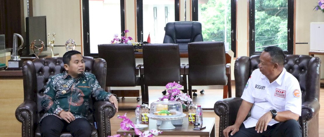 Wali Kota Parepare, Tasming Hamid, saat menerima audiensi pengurus IOF Parepare di ruang kerjanya, Kantor Sekretariat Daerah Kota Parepare, Kamis (8/1/2026).