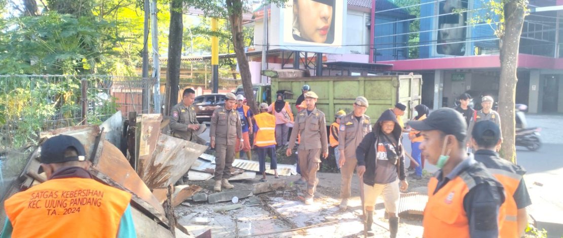 Penertiban Lapak PKL di Maloku, Pemkot Kembalikan Fungsi Trotoar untuk Pejalan Kaki