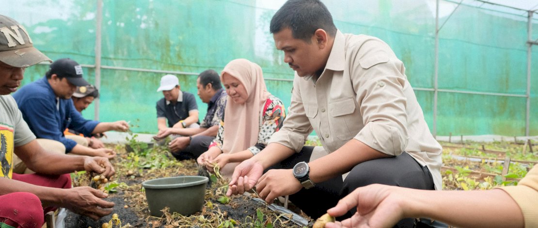 Bupati Bantaeng, M. Fathul Fauzy Nurdin, menyerahkan benih padi unggul kepada petani dan uji rasa sembilan varietas adaptif iklim, di UPTD Balai Benih Ketahanan Pangan Dinas Pertanian Kabupaten Bantaeng, Desa Biangkeke Kecamatan Pa'jukukang, Kamis, 16 April 2026.