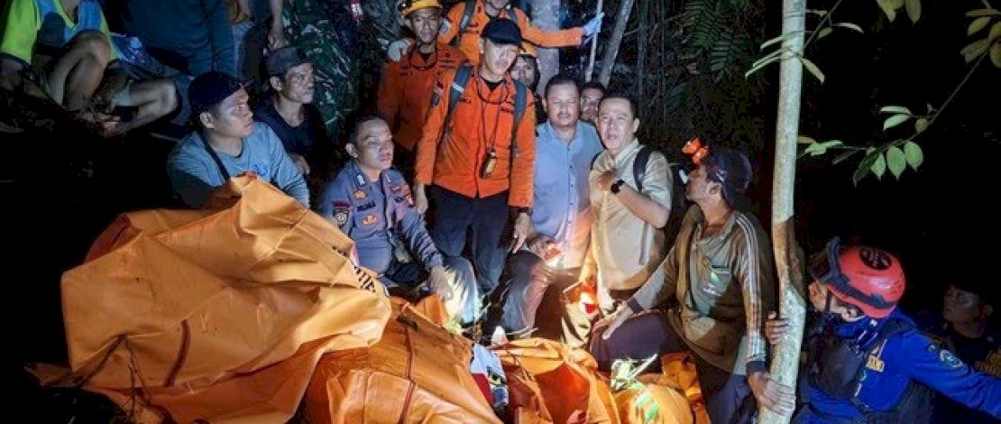 Proses evakuasi korban jatuhnya helikopter di Sekadau, Kalimantan Barat.