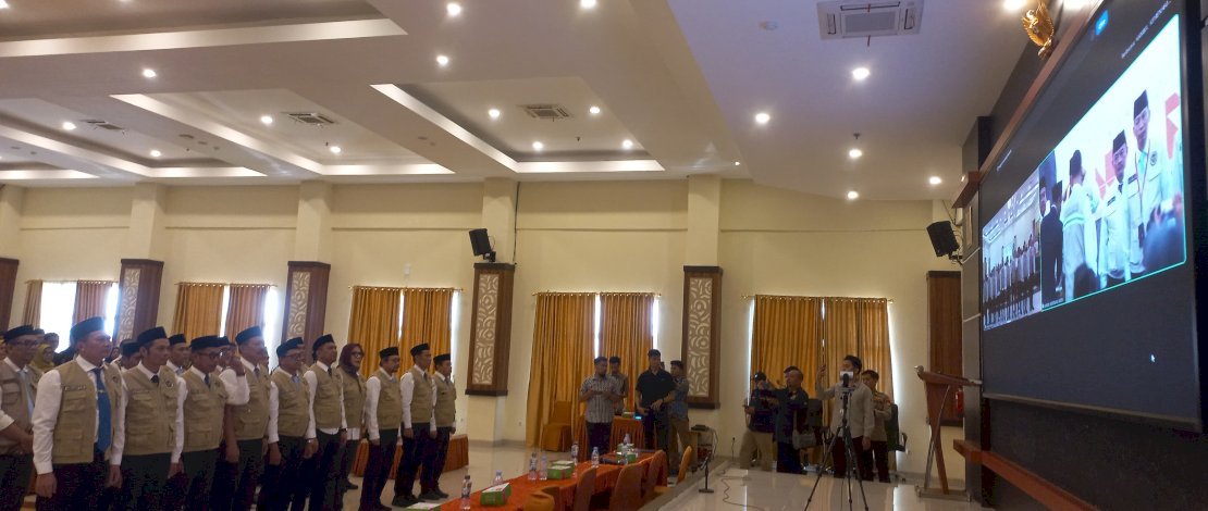 Petugas Penyelenggara Ibadah Haji (PPIH) Embarkasi 1447 H/2026 M resmi dilantik secara daring oleh Menteri Haji dan Umrah, Mochamad Irfan Yusuf, dari Asrama Haji Kelas I Surabaya, Jawa Timur, Jumat, 17 April 2026.
