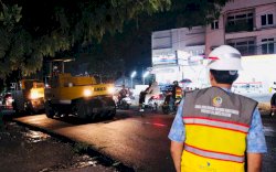Respon Keluhan Debu, Pemprov Sulsel Kebut Pengaspalan Malam Hari di Ruas Aroepala