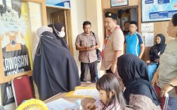Pastikan Layanan Tetap Berjalan Saat WFH, Bupati Luwu Utara Pantau Langsung Pelayanan di Disdukcapil